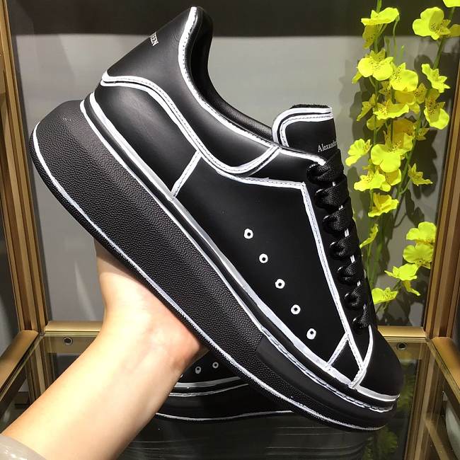 Alexander McQueen Oversized Black White Outline 627867WHYBI1070  - 1