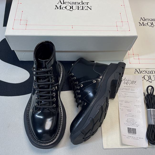 Alexander McQueen Tread Lace Up Boot Black 595469WHQSG1081 - 1