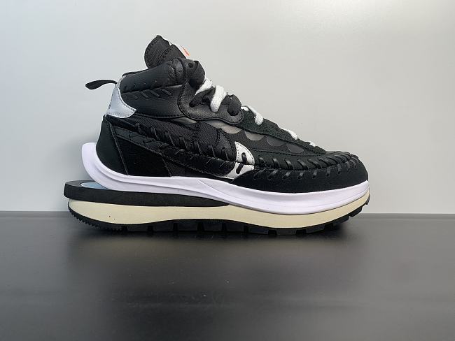 Nike Vaporwaffle sacai Jean Paul Gaultier Black White DH9186-001 - 1