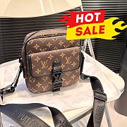 Louis Vuitton Quest Messenger Bag M46973 19cm x 20cm - 1