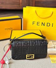 FENDI Baguette Noir handbag - 6